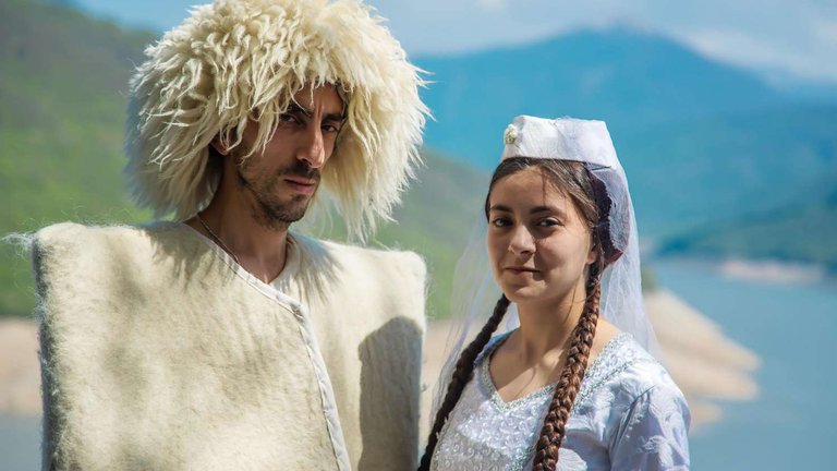 Молодая пара в национальных Грузинских костюмах