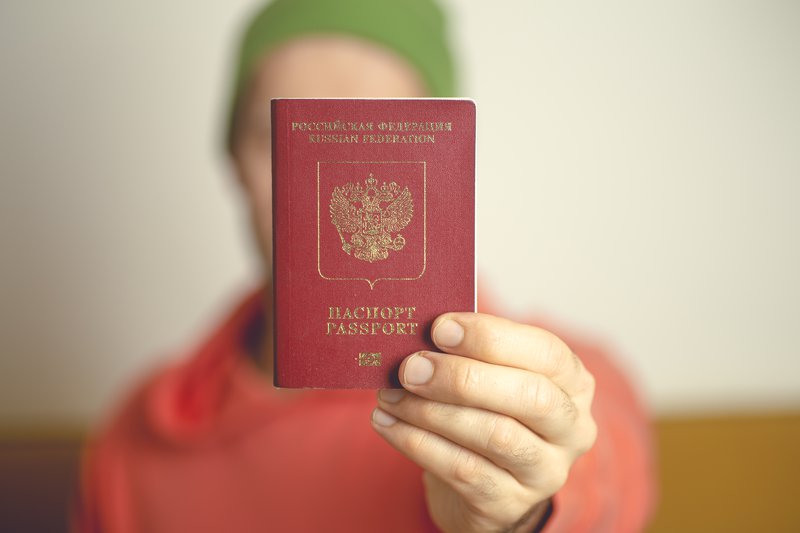 Загранпаспорт российского гражданина в руках молодого человека