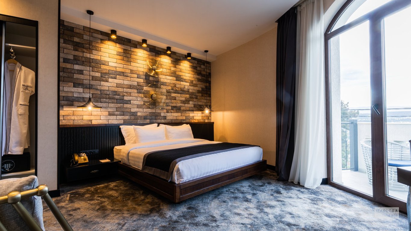 Кровать в номере отеля Адамо в Тбилиси