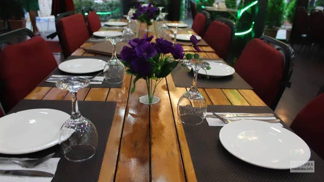 Стол для гостей в ресторане Адана
