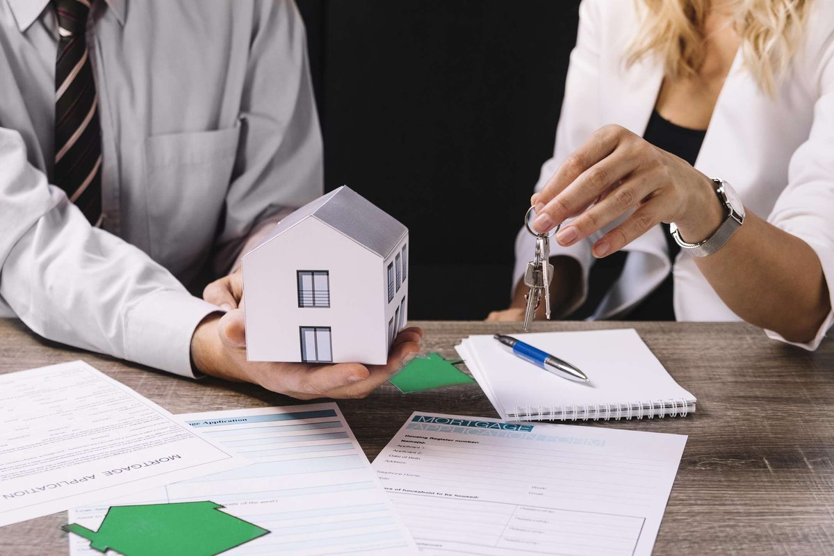 agent-and-customer-making-deal