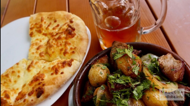 Хачапури и запеченный картофель в ресторане Алани