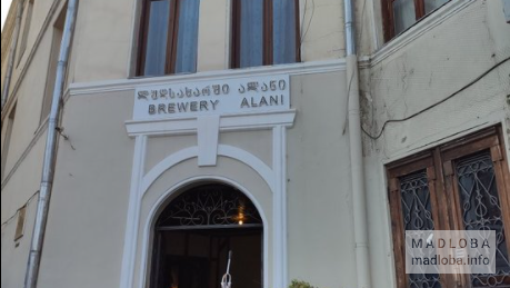 Вход в ресторан Алани в Тбилиси