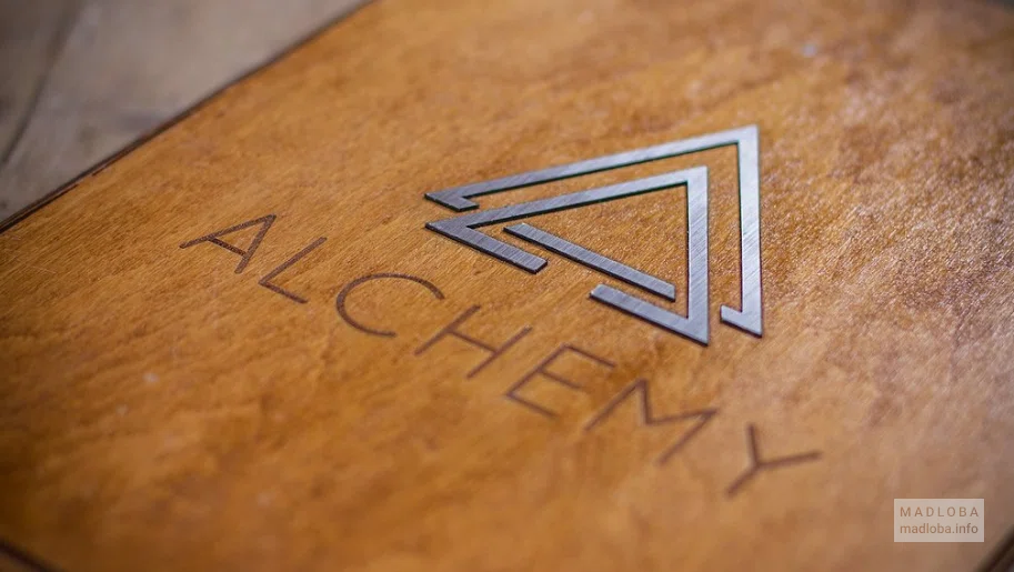 Логотип кафе Alchemy