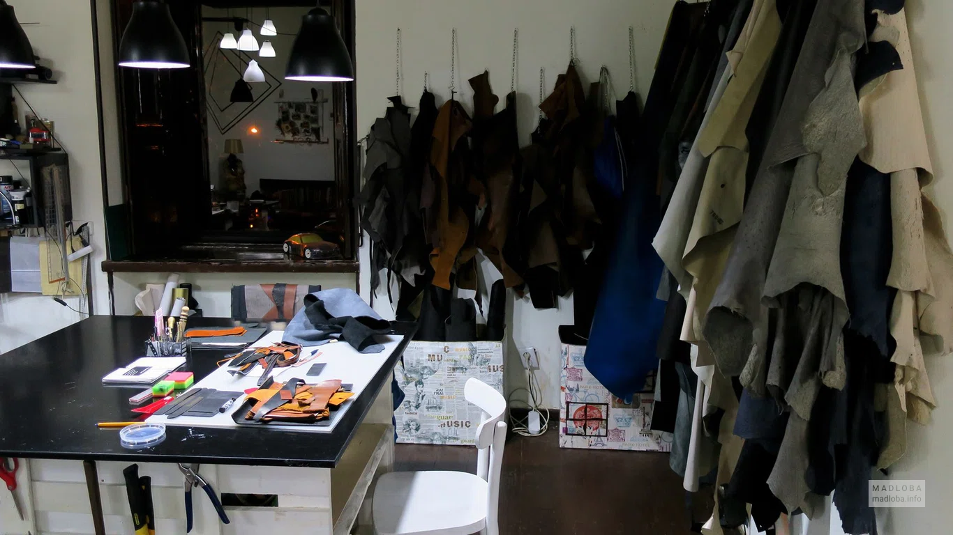 Рабочее место в магазине “Alexander Gotsi Handmade Leather Workshop”