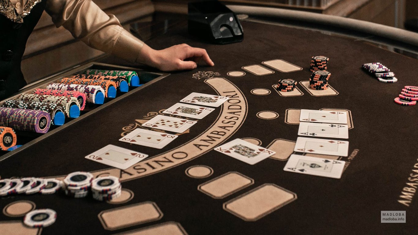 Карточный стол в казино Амбассадори
