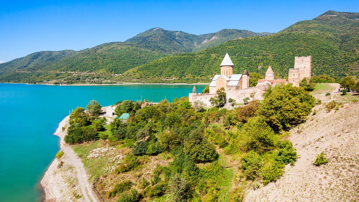 Крепость Ананаури в Грузии