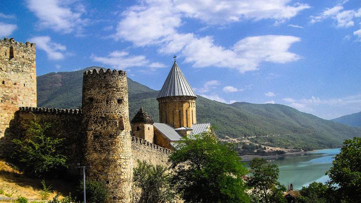 Крепость Ананури - старинная достопримечательность Грузии