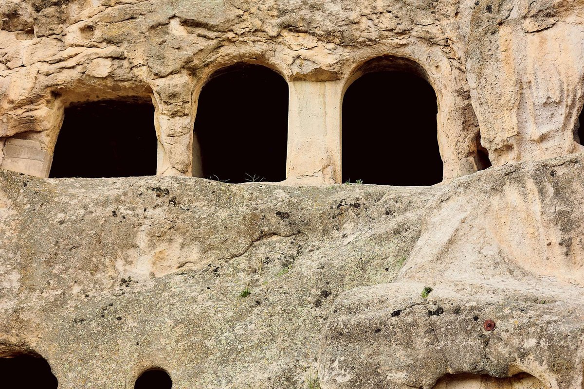ancient-cave-city-vardzia-in-the-mountains