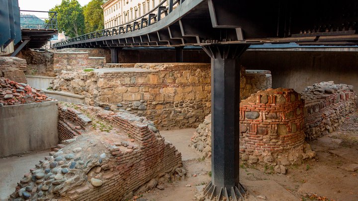 Руины стены Старого города Тбилиси