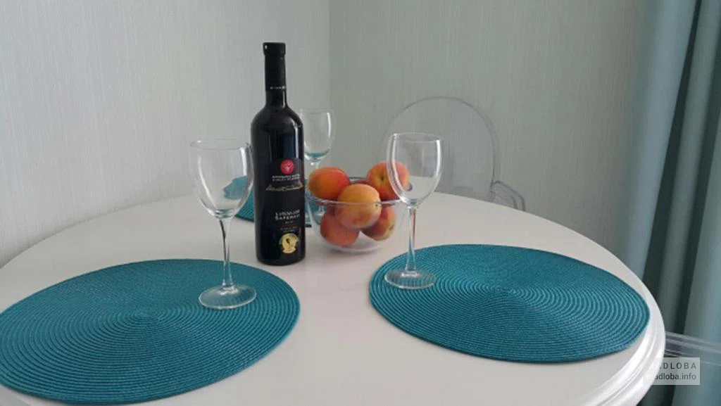 Стол с бокалами и бутылкой вина в ресторане