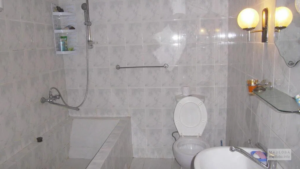 Ванная комната в квартире в Поти