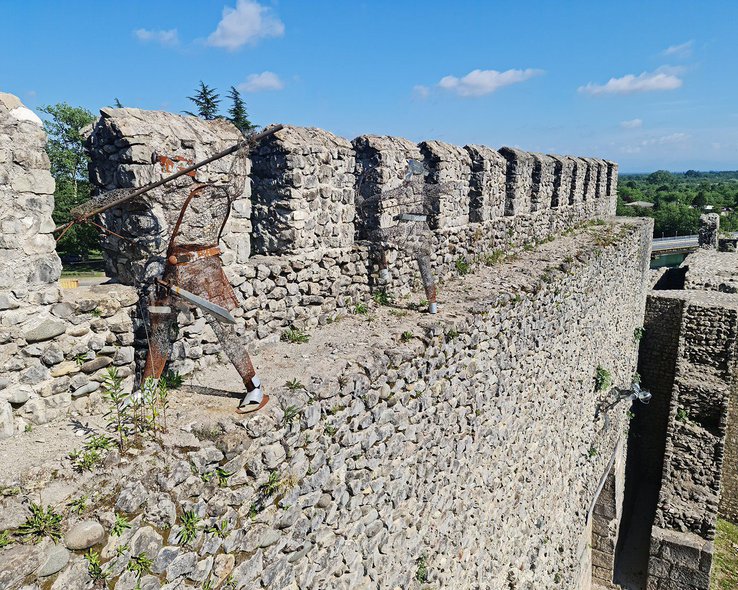 Крепостная стена архитектурного музея в Грузии