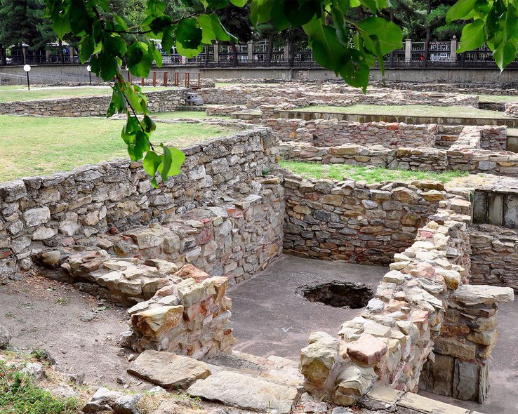 Фундамент и остатки стен дворца в Нокалакеви