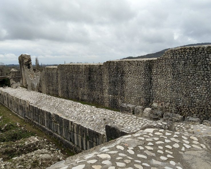 Крепостная стена музея Нокалакеви