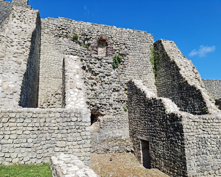 Сохранившаяся часть крепостной стены Цихегоджи в Грузии