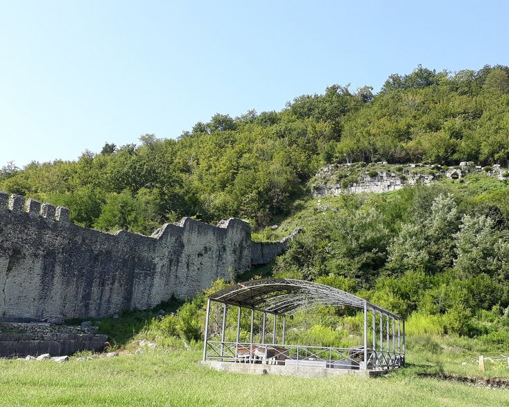 Защитная стена города-крепости Нокалакеви