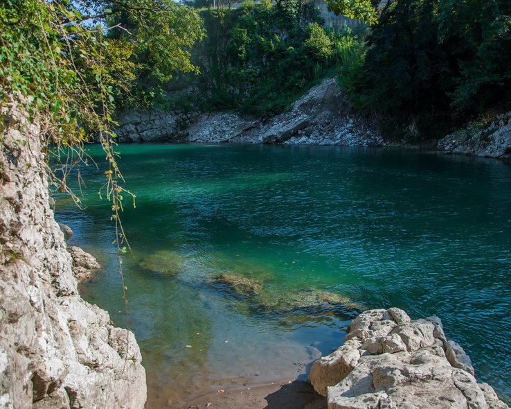 Бирюзовая вода реки Техури в Грузии