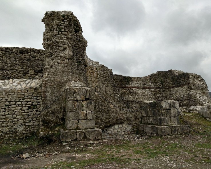 Руины крепости в Тбилиси
