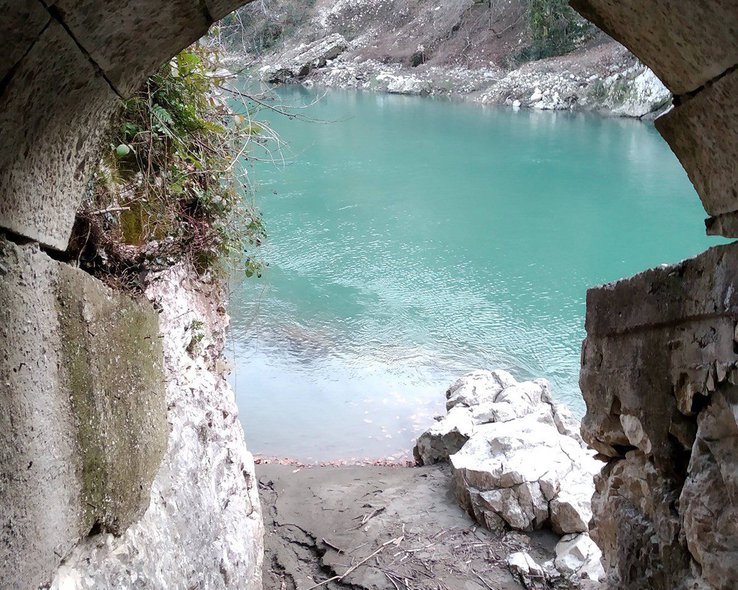 Прорубленный в скале выход к реке Техура в Нокалакеви