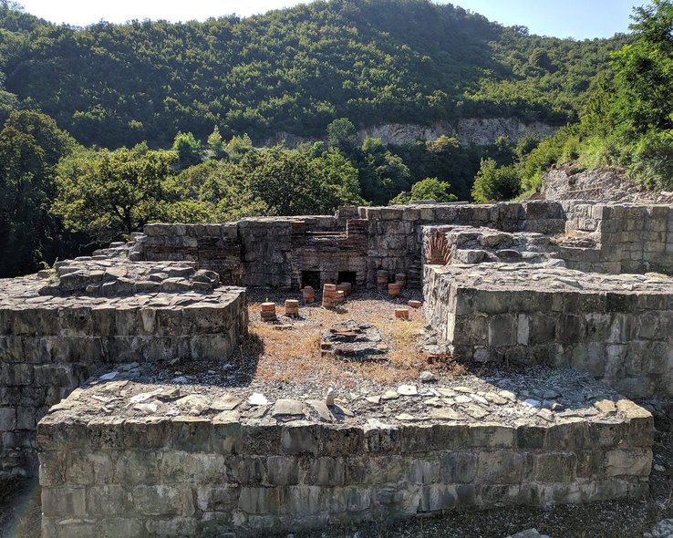 Классическая древняя баня-терма в Грузии