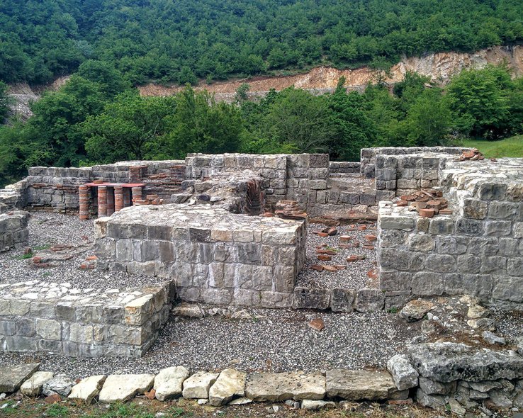 Фундамент и остатки стен общественной бани в Грузии