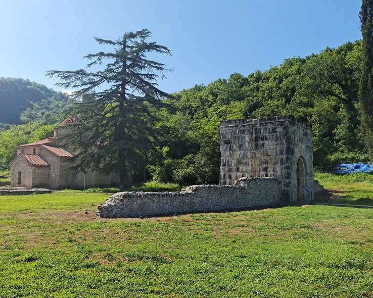 Церковь и часть башни архитектурного музея в Нокалакеви