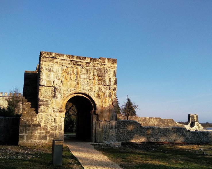 Башня с арками музея-заповедника имени Пармена Закарая в Грузии