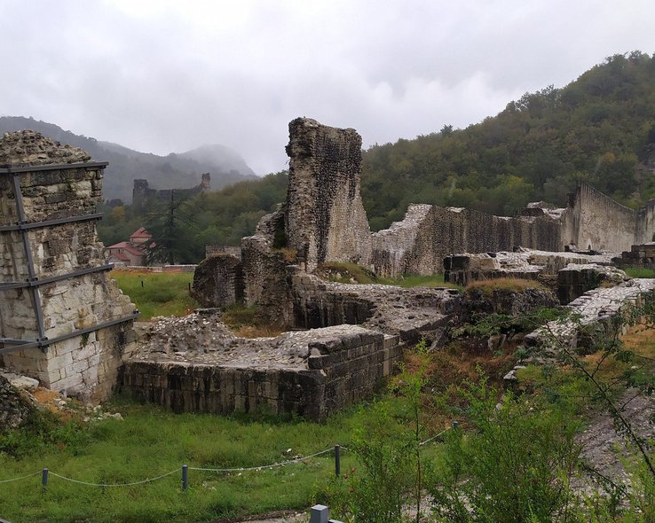 Разрушенные крепостные стены в Тбилиси