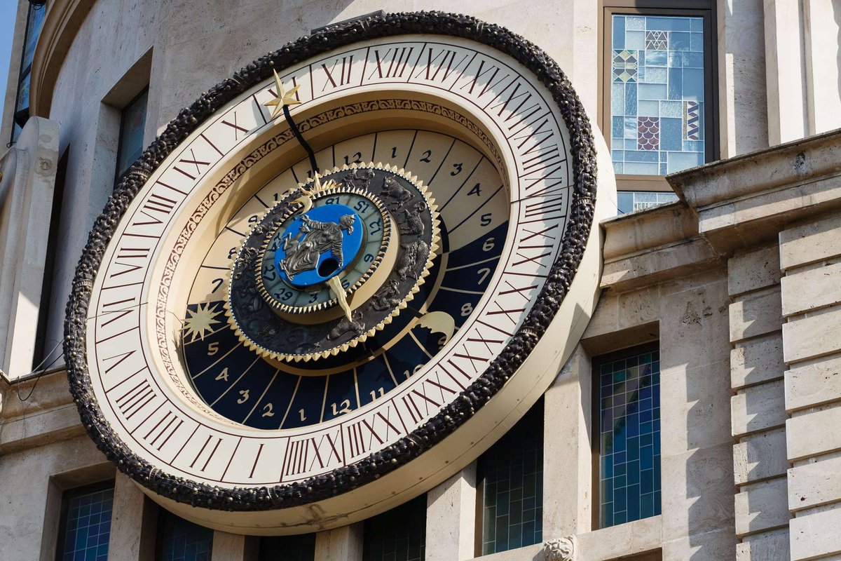 astronomical-clock-on-the-building-facade