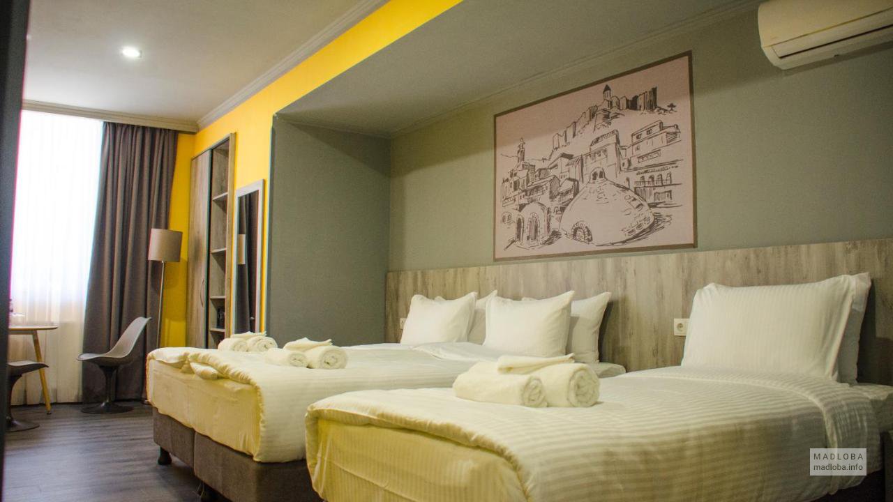 Кровати в номере отеля Атонели