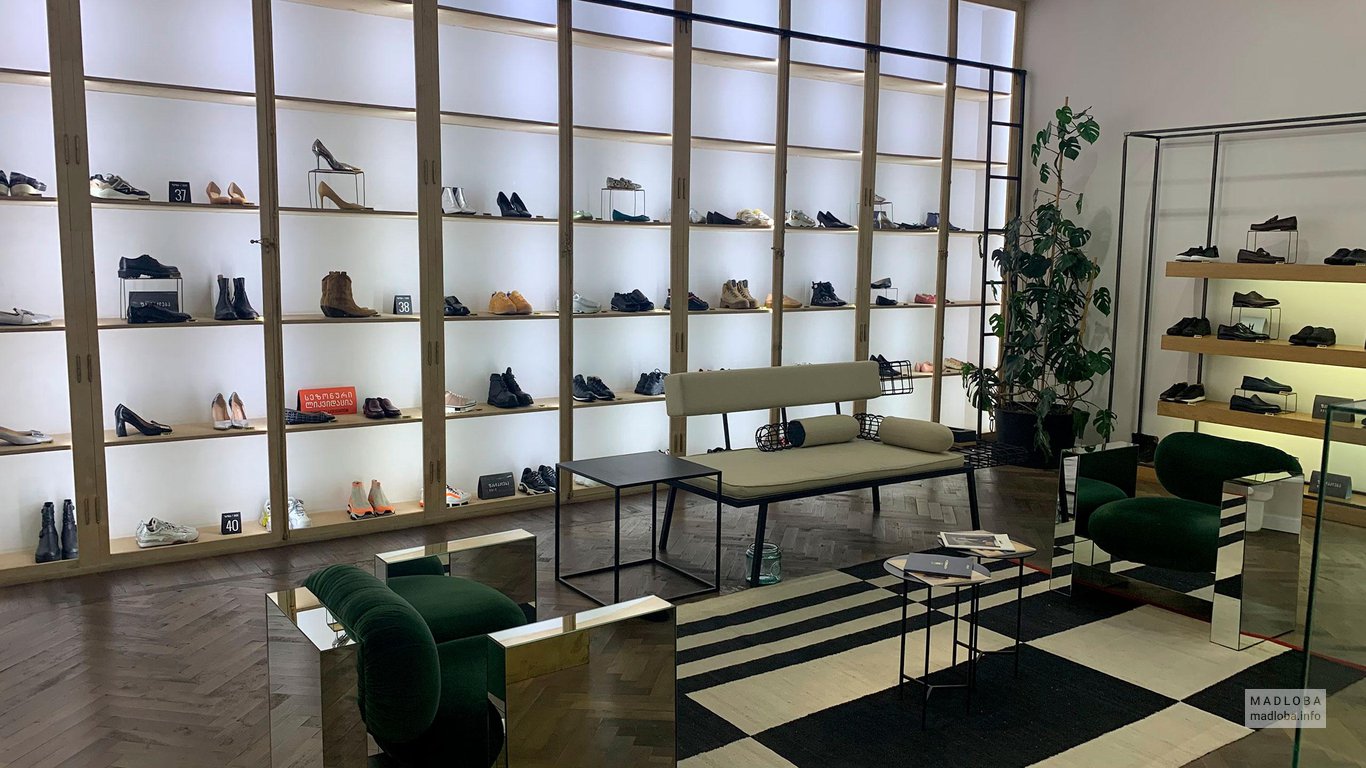 Коллекция обуви в магазине Атриум