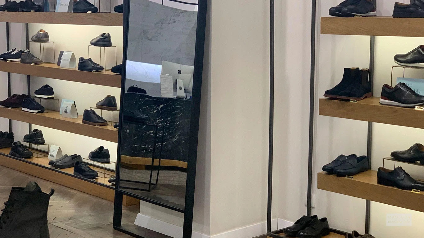 Полки с обувью в магазине Атриум