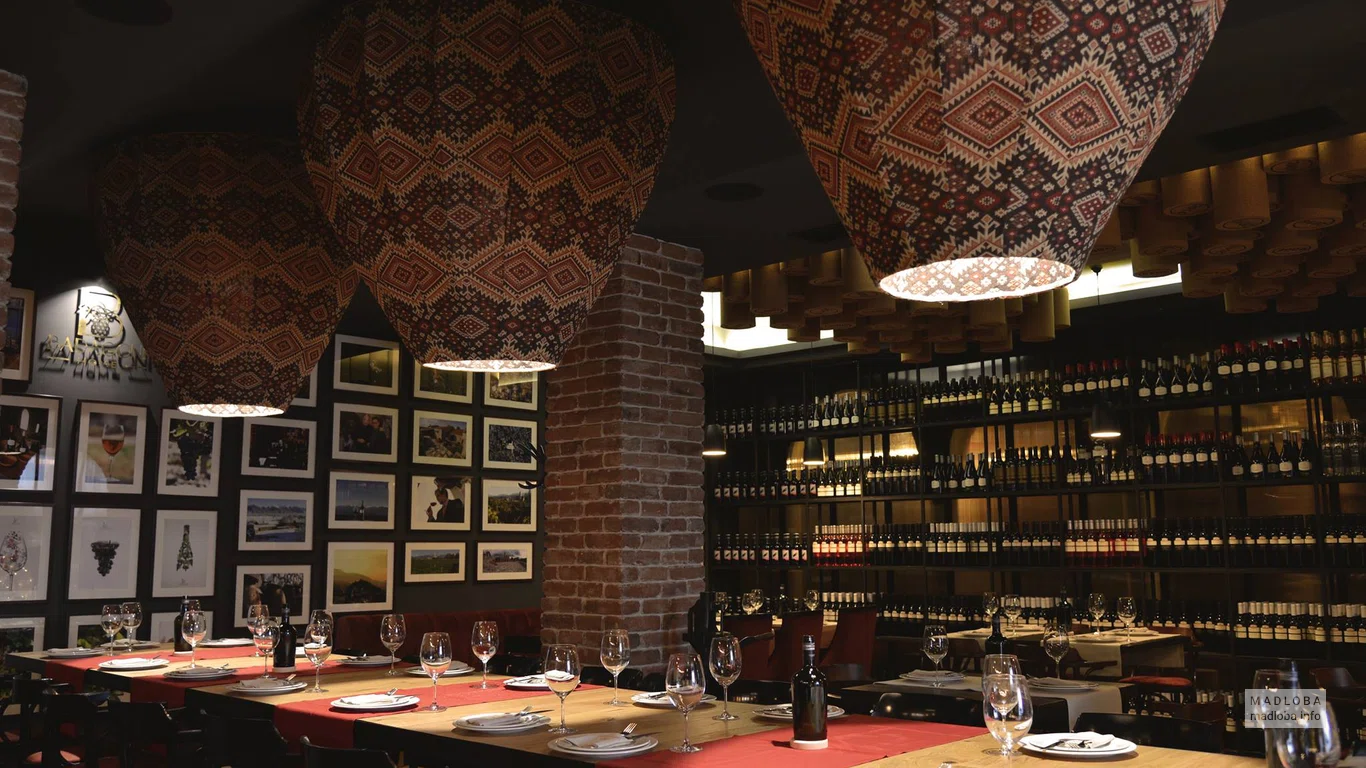 Стол с бокалами для вина в Badagoni Home Hotel & Restaurant