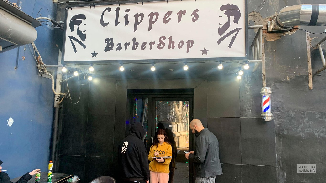 Вход в Clippers Barbershop в Грузии