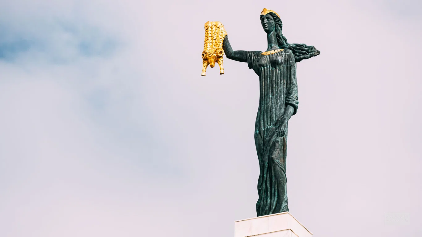 Памятник герою греческой мифологии, колхидской принцессе Медее