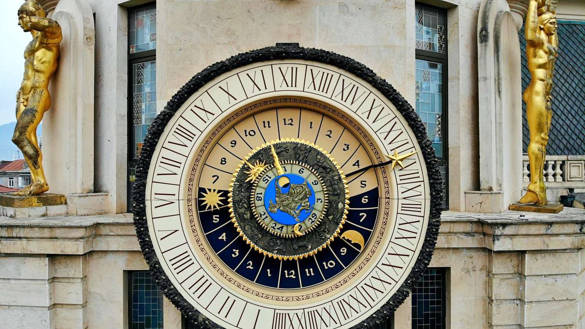 Батуми астрономические часы на площади Европы