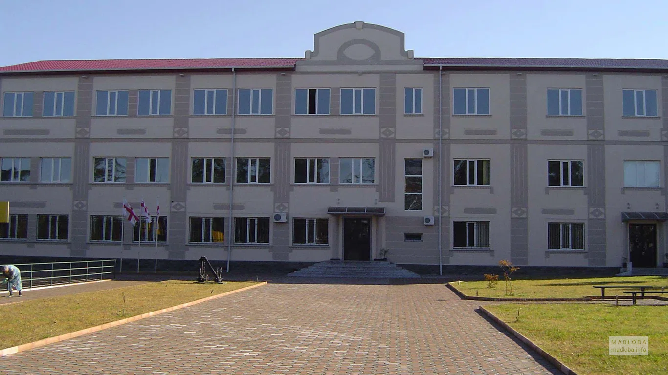 Фасад здания Батумского педагогического университета навигации
