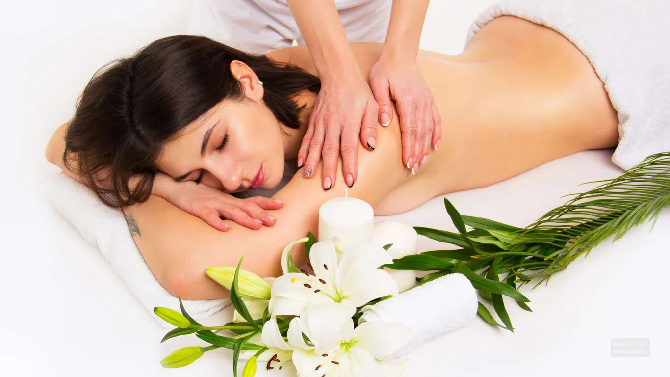 Aroma massage : The combination of the healing properties of essential oils and the skill of our massage therapists promises deep relaxation and recovery.