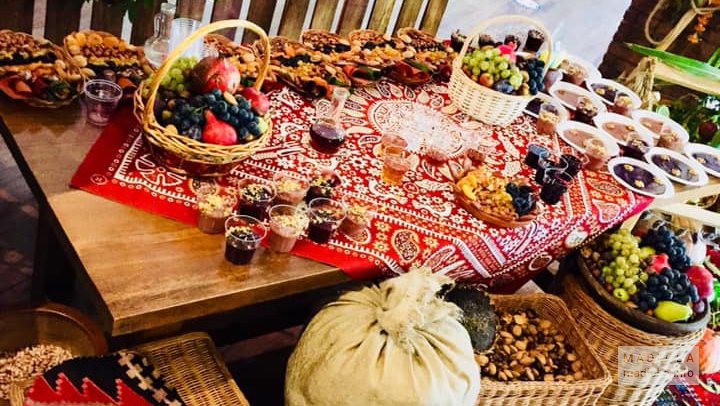 Стол с фруктами, сухофруктами, орешками в ресторане Begheli