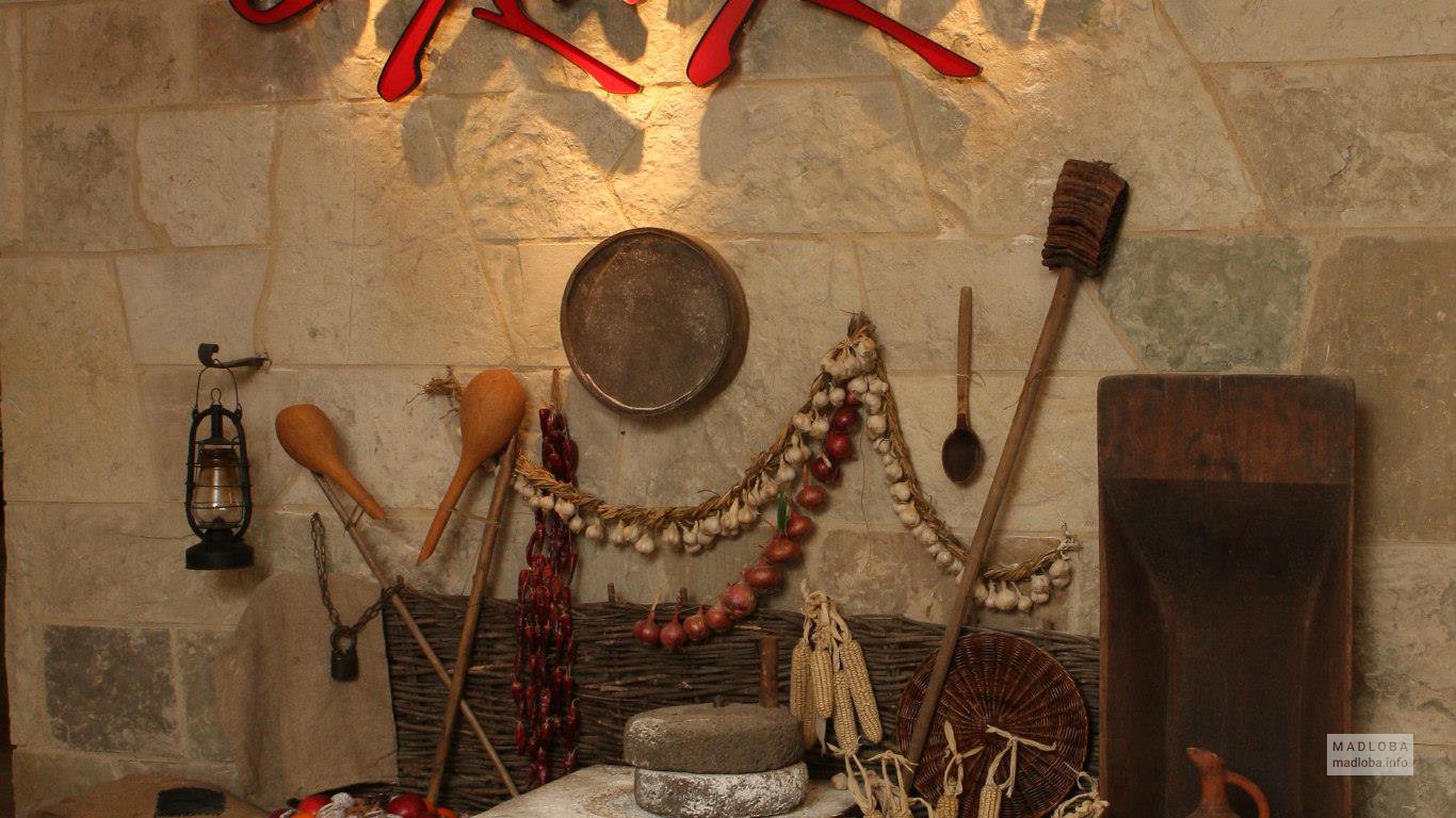 Декор из предметов быта в ресторане Begheli