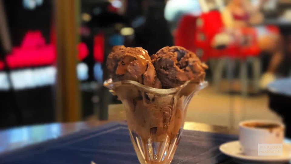 Шоколадное мороженное в стаканчике в Restaurant Bellissimo