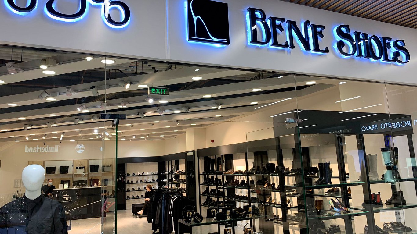 Центральный вход в магазин обуви и сумок Bene Shoes