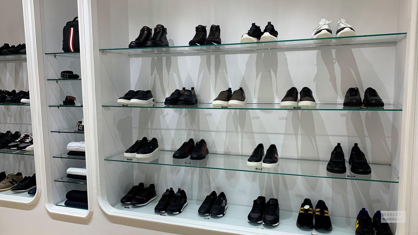 Полки с мужской обувью в магазине Bene Shoes