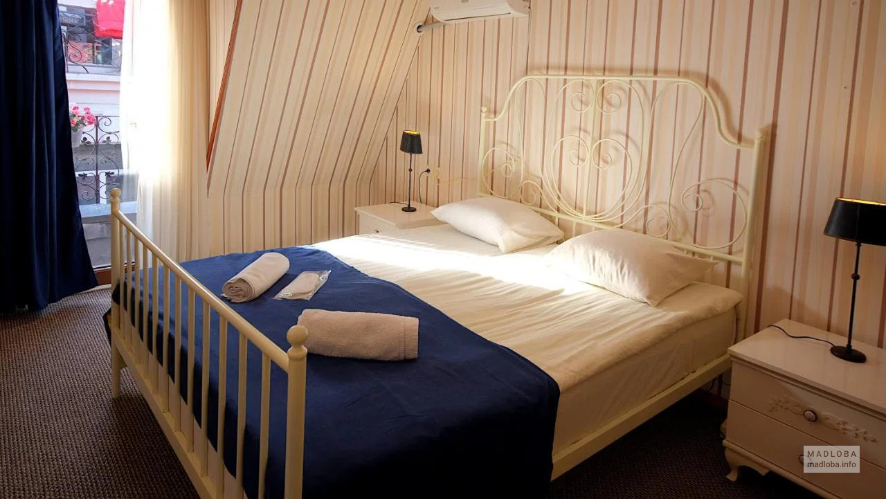Кровать в номере апартаментов BFG Suites Leselidze