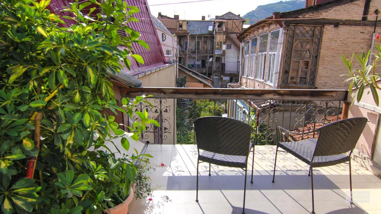 Столик на балконе апартаментов BFG Suites Leselidze