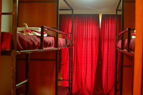 Красная комната в Black Sea Hostel