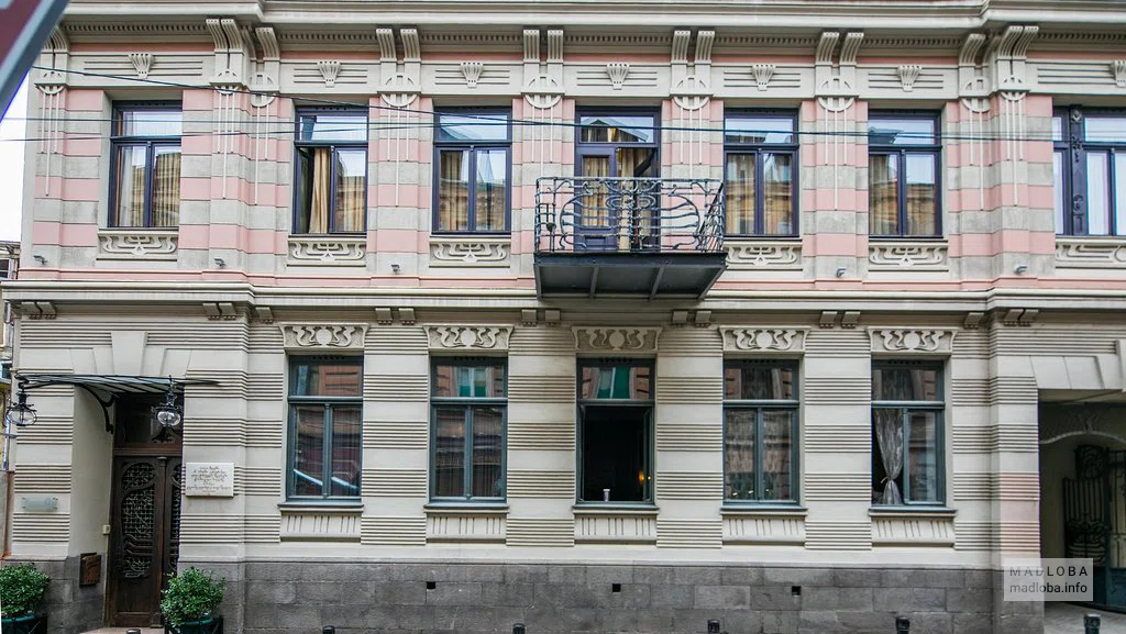 Фасад здания бутик-отеля Эмигрант в Тбилиси