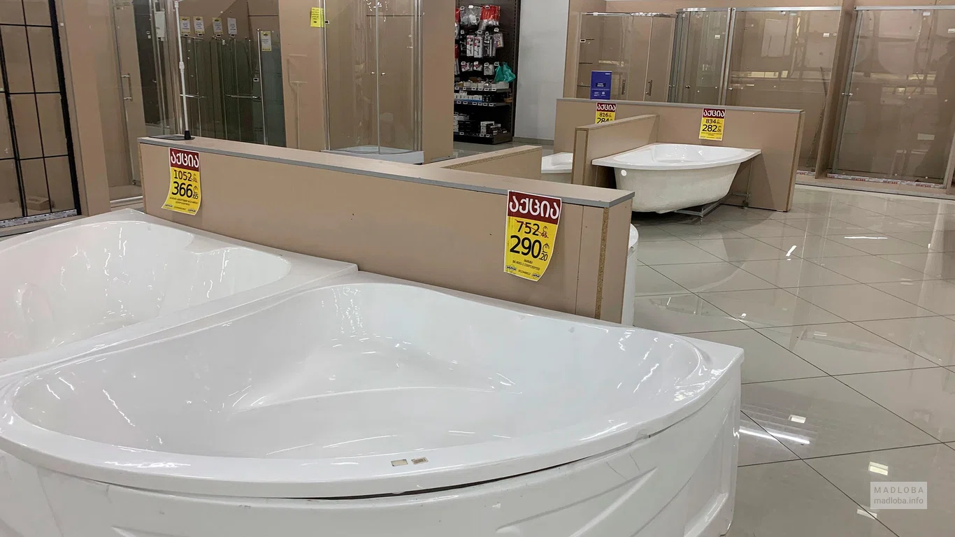 Ассортимент ванных в гипермаркете Bricorama