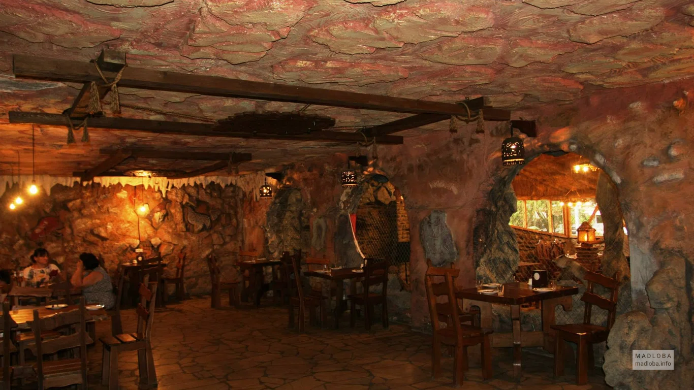 Каменный интерьер ресторана Бунгало Зедазени